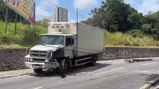 Imagem Trecho da Leste-Oeste segue bloqueado após caminhão derrubar poste e fios