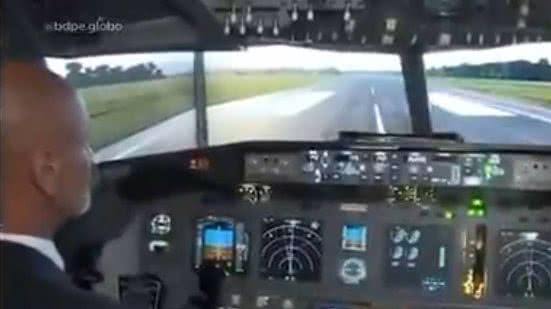 'Acidente' durante reportagem sobre simulação de voo viraliza na web - Reprodução / TV Globo