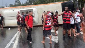 Imagem Ônibus com torcedores do Flamengo capota rumo à Argentina; 46 feridos