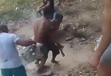 Corpo foi retirado da água por populares - Reprodução