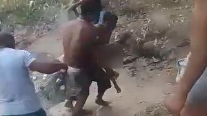 Corpo foi retirado da água por populares - Reprodução