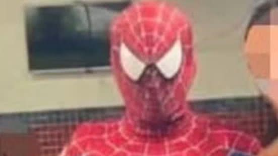 Suspeito estava fantasiado de Homem-Aranha e teria abusado de uma menina de apenas 11 anos durante uma festa infantil - Reprodução