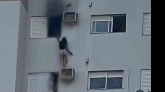 Mulher se pendura em ar-condicionado para salvar mãe e criança de incêndio - Reprodução / Redes sociais