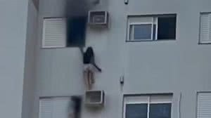 Mulher se pendura em ar-condicionado para salvar mãe e criança de incêndio - Reprodução / Redes sociais