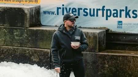 Austríaco quebra recorde mundial após surfar a mesma onda por mais de 8h - Divulgação / Guiness World Records