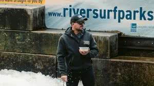 Austríaco quebra recorde mundial após surfar a mesma onda por mais de 8h - Divulgação / Guiness World Records