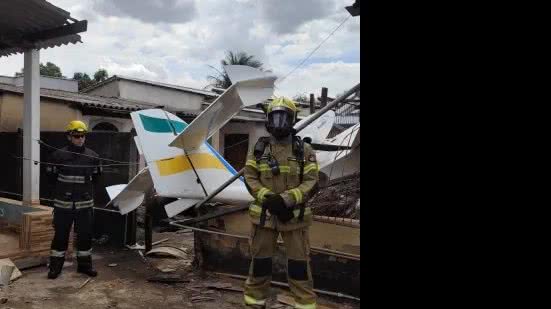Avião de pequeno porte cai e atinge casa em Goiânia - Reprodução / CBMGO