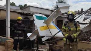 Avião de pequeno porte cai e atinge casa em Goiânia - Reprodução / CBMGO