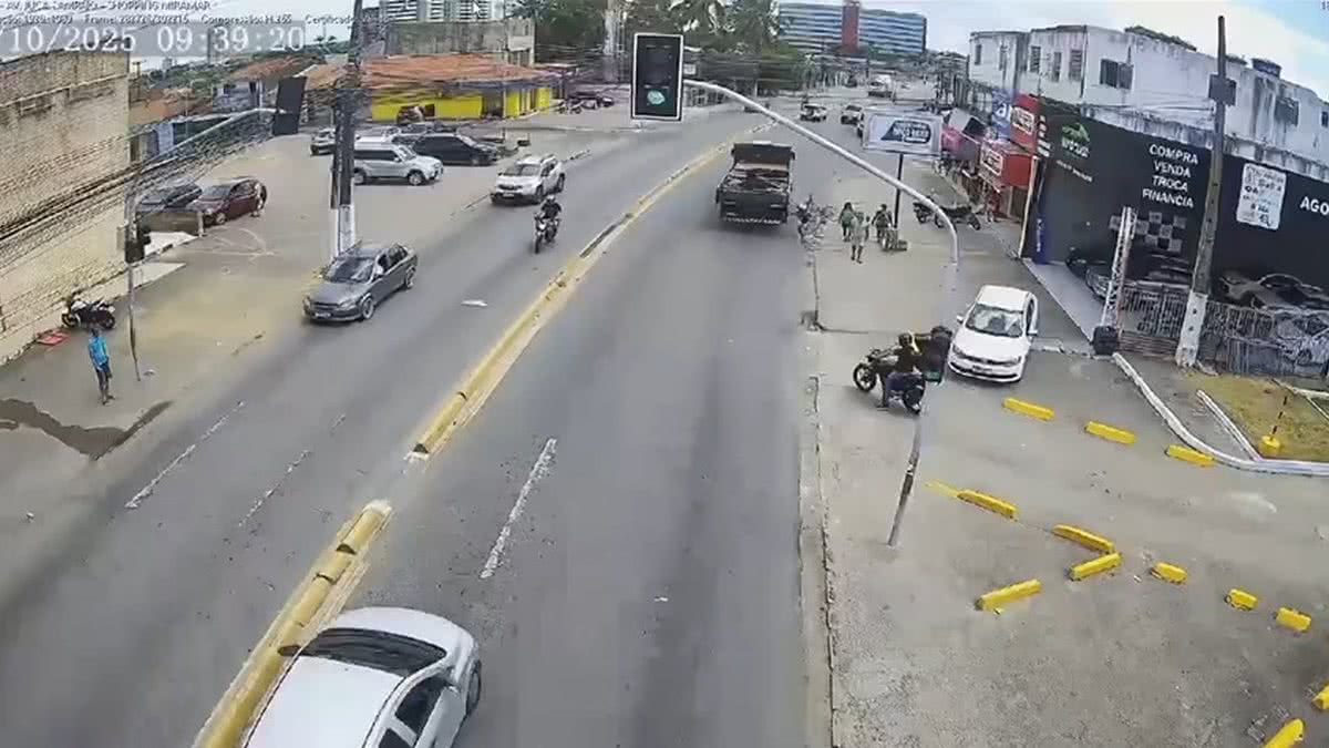 Câmera flagra atropelamento de ciclista na Avenida Juca Sampaio ...
