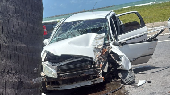 Homem ficou presos às ferragens ao perder o controle do veículo e se envolver em acidente - Foto: Cortesia ao TNH1