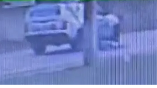 Marcos Severino dos Santos se jogou na frente do veículo da Patrulha Maria da Penha - Foto: Reprodução