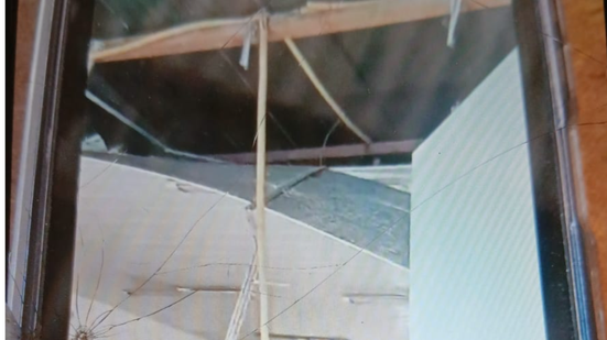 Parte do teto de PVC cedeu, gerando correria entre alunos - Foto: Reprodução