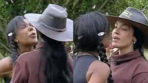 Carol Lekker cospe na cara de Rayane Figliuzzi em 'A Fazenda 17' - Reprodução / Record