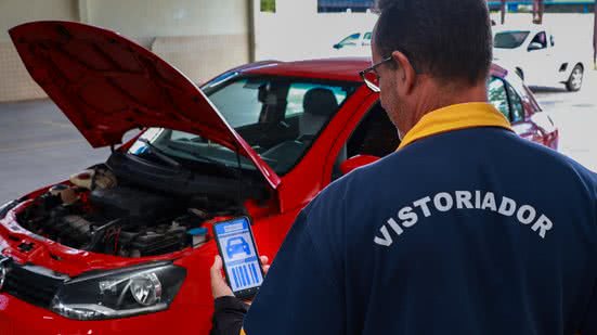Verificação técnica de originalidade e também checagem da documentação são essenciais antes de fechar a compra - Foto: Tiago Ranieri/Ascom Detran