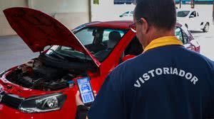 Verificação técnica de originalidade e também checagem da documentação são essenciais antes de fechar a compra - Foto: Tiago Ranieri/Ascom Detran