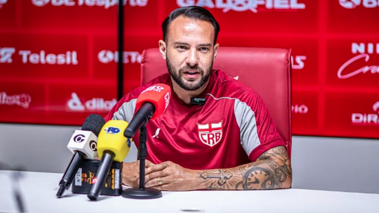 Imagem Meia do CRB valoriza confiança da equipe antes de duelo em Curitiba