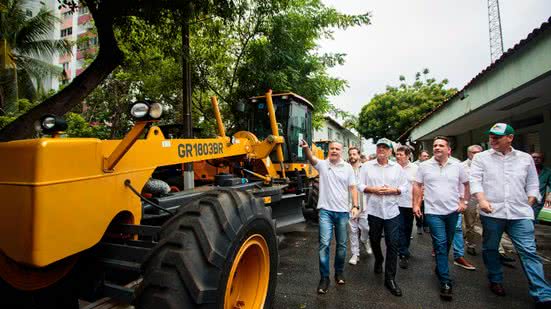 Imagem Governador e ministros entregam 30 máquinas agrícolas para municípios alagoanos