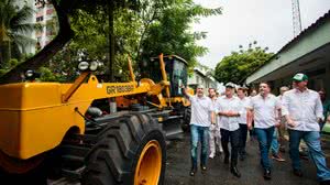 Imagem Governador e ministros entregam 30 máquinas agrícolas para municípios alagoanos