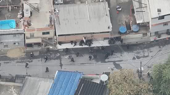Mais de 2.500 policiais invadiram o Complexo do Alemão e da Penha, que deixou 121 mortos e mais de 100 presos - Reprodução