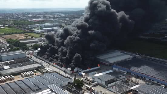 Imagens de drone mostram dimensão do incêndio em fábrica de descartáveis, em Maceió - Ulisses Pinheiro / Cortesia ao TNH1
