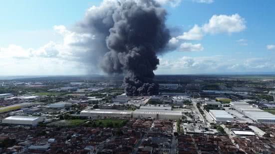 Nuvem gigante de fumaça de incêndio no Distrito Industrial é vista a mais de 9km de distância - Ulisses Pinheiro / Cortesia ao TNH1