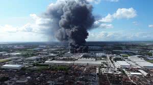 Nuvem gigante de fumaça de incêndio no Distrito Industrial é vista a mais de 9km de distância - Ulisses Pinheiro / Cortesia ao TNH1