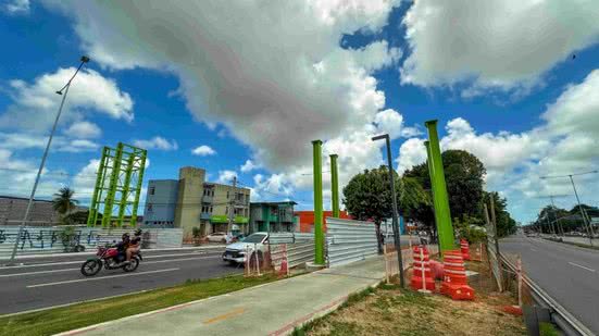 Instalação de passarela fecha trecho da Av. Durval de Góes Monteiro neste sábado - Divulgação