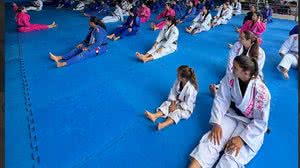 Imagem Treino especial de jiu-jítsu reúne mulheres na Gracie Barra Alagoas em apoio ao Outubro Rosa