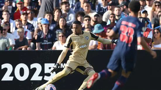 Imagem Ederson se machuca e John, ex-Botafogo, é convocado para amistosos