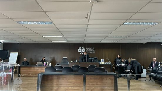 Julgamento ocorre no Fórum Desembargador Jairo Maia Fernandes, no Barro Duro, e é conduzido pelo juiz Geraldo Amorim, titular da 9ª Vara da Capital - Eberth Lins / TNH1