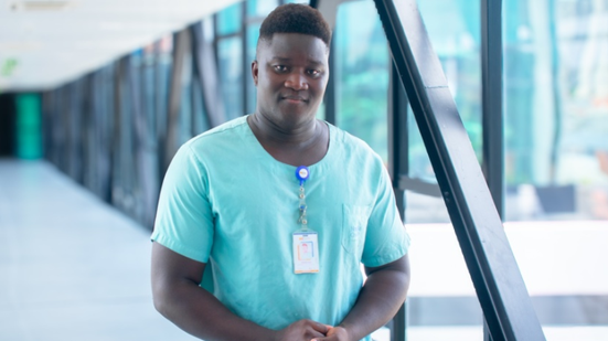 O enfermeiro Tomaz Manoel Dju destaca a importância da prevenção e da promoção da saúde para a população negra, fortalecendo a equidade no atendimento - Foto: David Silas/Ascom Maceió Saúde