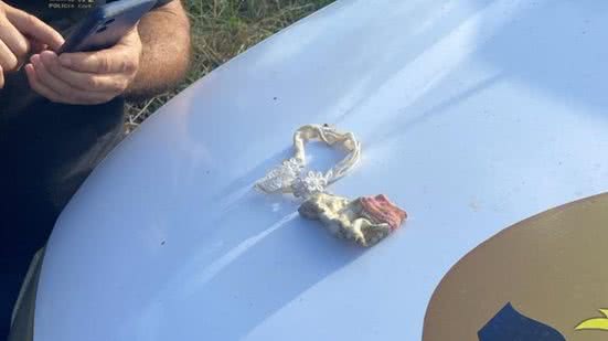 Laço e meia de bebê foram encontrados pela polícia no local onde corpo - possivelmente de uma mulher - foi achado pelas autoridades em área de mata, no Benedito Bentes - Leandro Santiago / TV Pajuçara