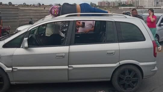 Motociclista sofre laceração e vai parar sobre carro em acidente na Menino Marcelo - Reprodução / Redes sociais