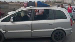 Motociclista sofre laceração e vai parar sobre carro em acidente na Menino Marcelo - Reprodução / Redes sociais