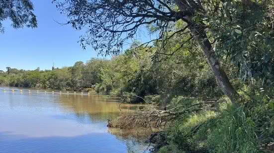 Corpo de menino de 2 anos foi encontrado a 80m de onde mamadeira foi achada no rio - PMPR