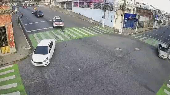 Vídeo mostra perseguição policial após roubo de carro em Ipioca - Reprodução / SSP-AL