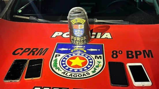 Criminosos foram localizados após uma das vítimas rastrear a localização do celular roubado - Foto: Cortesia/PM
