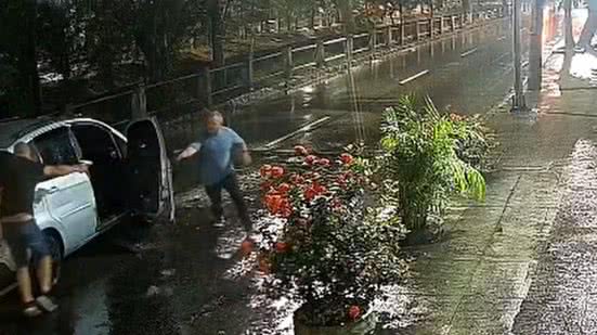 Policiais militares de folga trocam tiros em Vila Valqueire - Reprodução / TV Globo