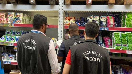 Procon Maceió autua supermercados por irregularidades - Secom Maceió