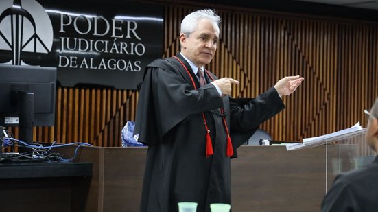 Promotor de Justiça Antônio Vilas Boas durante depoimento de testemunha - Divulgação/MPAL