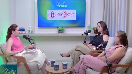 A apresentadora Beatriz Lacerda (à esquerda), a médica radiologista Dra. Waleria Nolasco (de preto) e a técnica em radiologia Fabiana Marcelino - Reprodução / TV Pajuçara