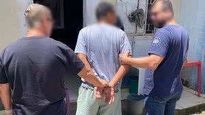 Suspeito de tentativa de roubo (centralizado na imagem) é capturado 24 horas depois do crime - Ascom PC