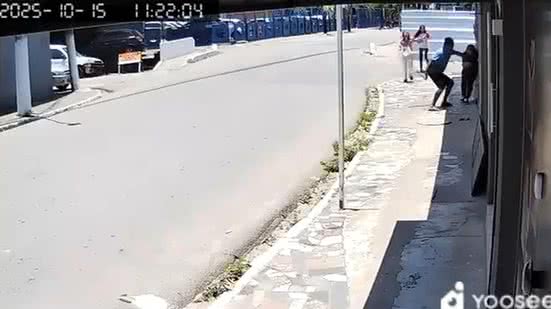 Câmera flagra tentativa de assalto a estudantes no bairro do Poço - Reprodução / PC-AL