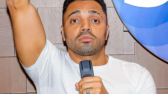 As posturas de Tirullipa, que aconteceram em um ambiente público e festivo com exibição ampla na mídia, foram vistas como não-criminosas - Foto: Reprodução/Redes Sociais