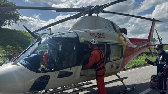 Vítima de tombamento de caminhão em Joaquim Gomes é socorrida de helicóptero - DEA