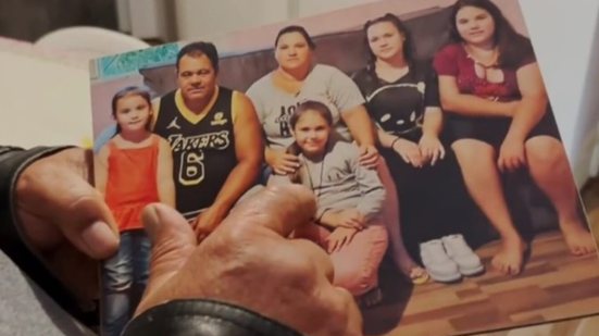 Pai mostra filha que se acidentou em escola de Ipumirim, SC - Foto: Reprodução/NSC TV