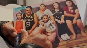 Pai mostra filha que se acidentou em escola de Ipumirim, SC - Foto: Reprodução/NSC TV