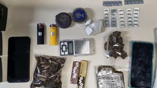 Ação resultou na apreensão de maconha, cocaína, rohypnol e uma balança de precisão - Foto: Cortesia/PM