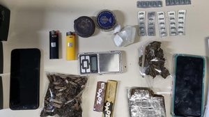 Ação resultou na apreensão de maconha, cocaína, rohypnol e uma balança de precisão - Foto: Cortesia/PM