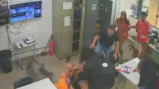 Imagens de câmera de segurança mostram momento da agressão em escola no DF - Foto: Reprodução